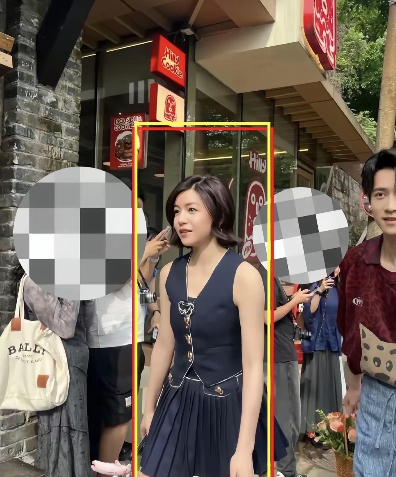 这图片看了好一会才发现是陈妍希，怎么可以这样少女感十足，这身牛仔套装是哪个造