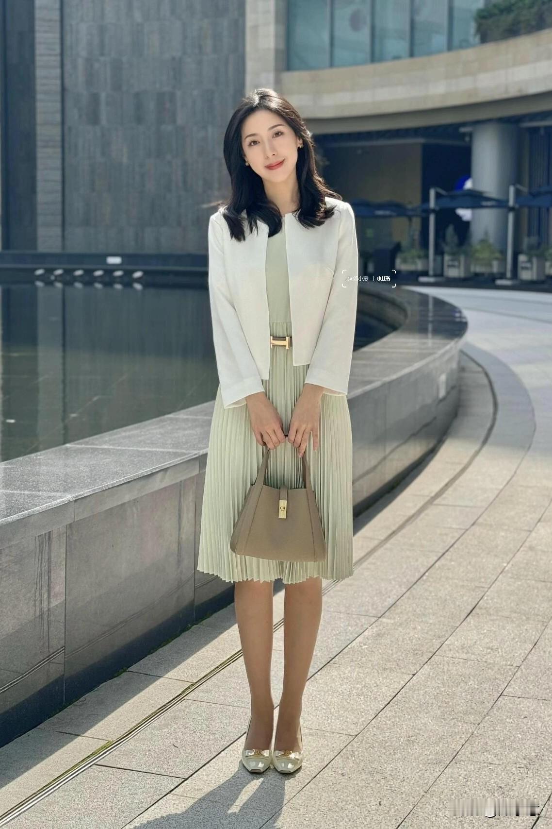 新闻系的老师来了~我的上班儿通勤时间整个人好温婉