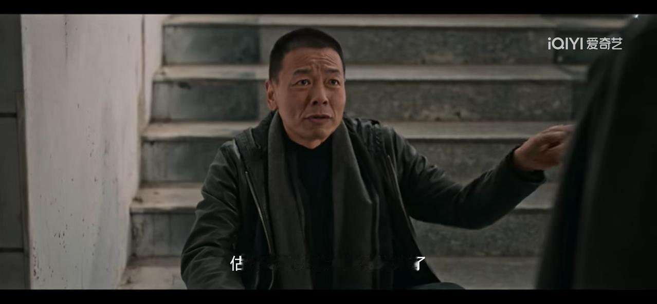 《罚罪2》苏洪宝手捂着流血的肚子，喘着粗气，话都说不出来，硬撑着靠在墙角，指着巷