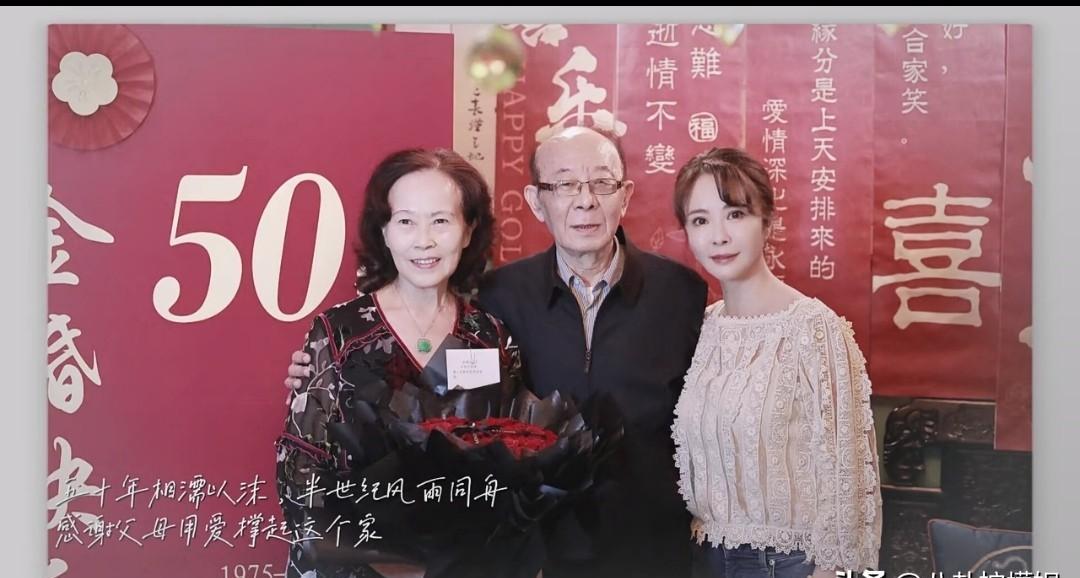 杨若兮没请一个明星，却让1200万人看完哭了。她爸把1965年那张皱巴巴的结婚
