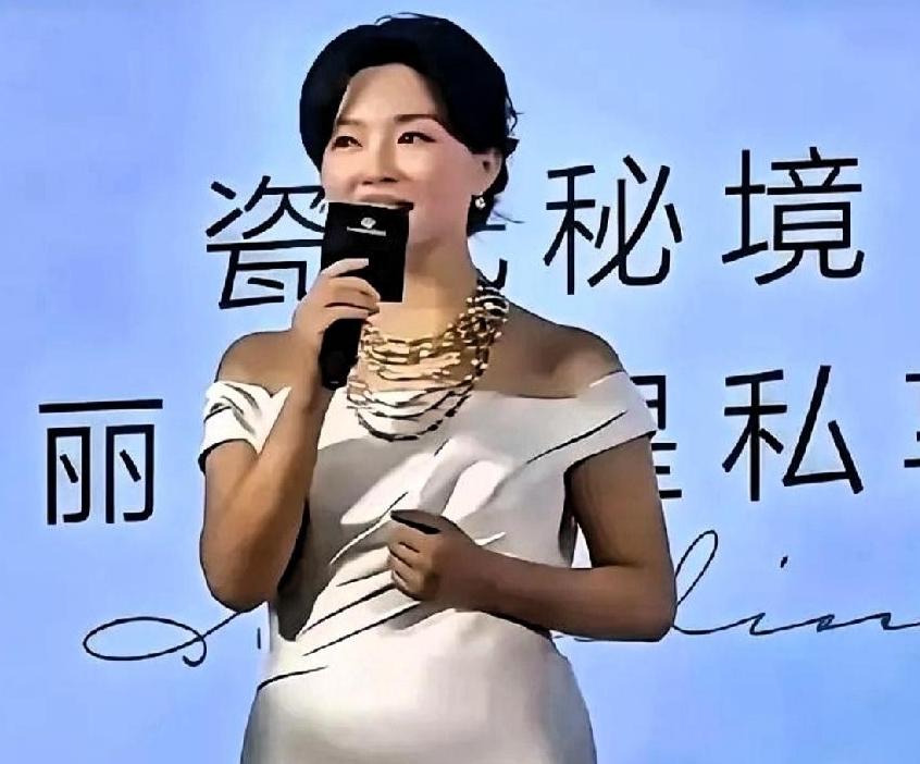 这是陈数吗？那个走路带风、气质绝尘的东方美人，怎么突然像被