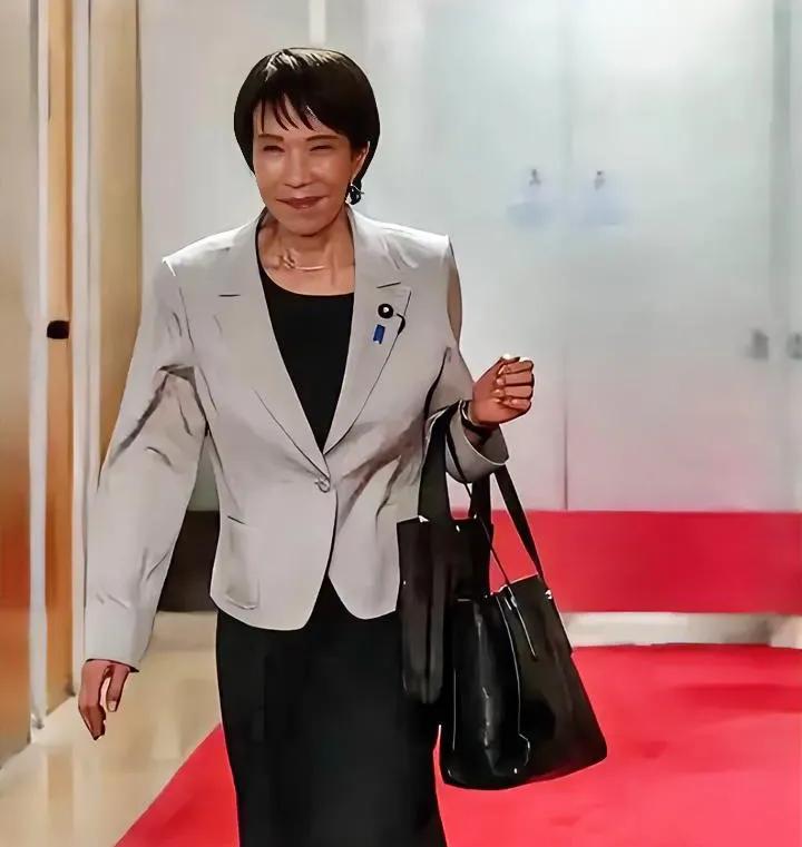 真的很好奇她包里装着什么？非要两个包亲自挎着走红毯，高市早苗访美这一幕太有