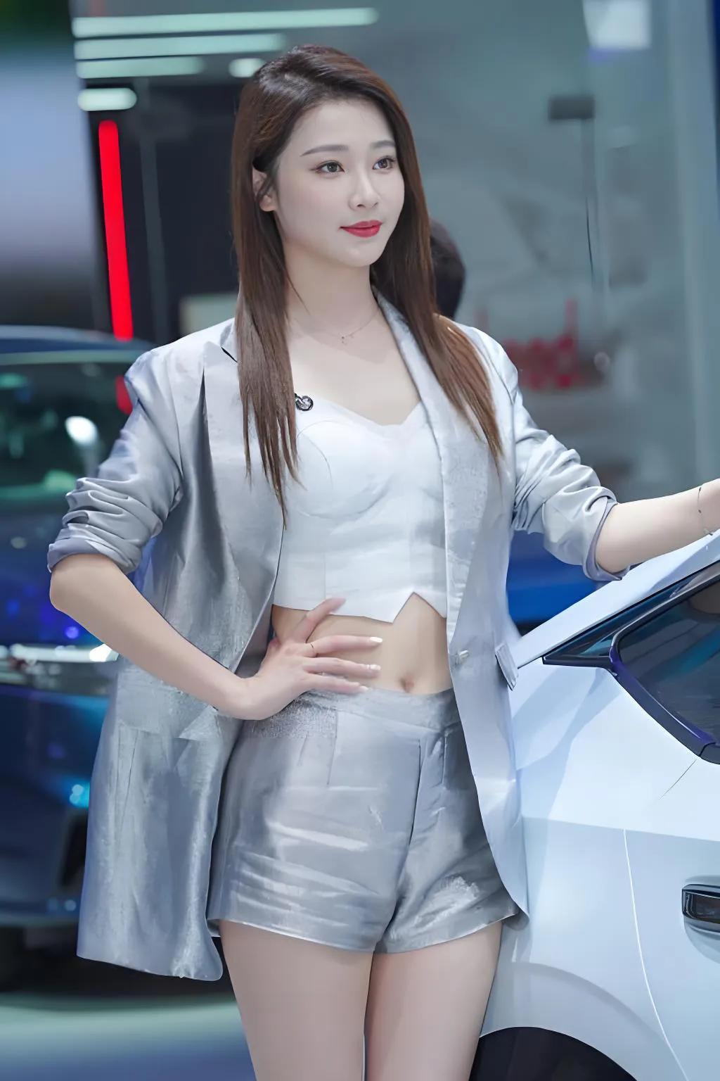 车展上，银灰色西装搭配白色内搭，尽显美女车模魅力！👗💄👠