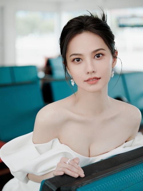 将佩瑶性感写真集震撼登场！她于光影间肆意舒展，每一帧都撩拨心弦，尽显魅惑风情女明