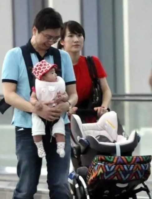李念和她的富豪老公。老公不仅是哈佛高材生，人也高大帅气！