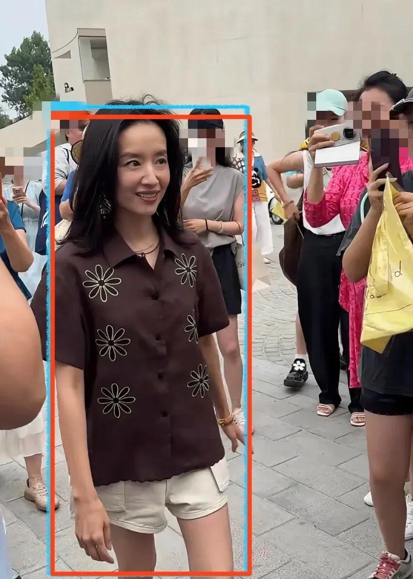 现实中的董洁，衣品也很一般，很瘦，也不年轻，但在人群中，还是一眼就能识别出来跟普
