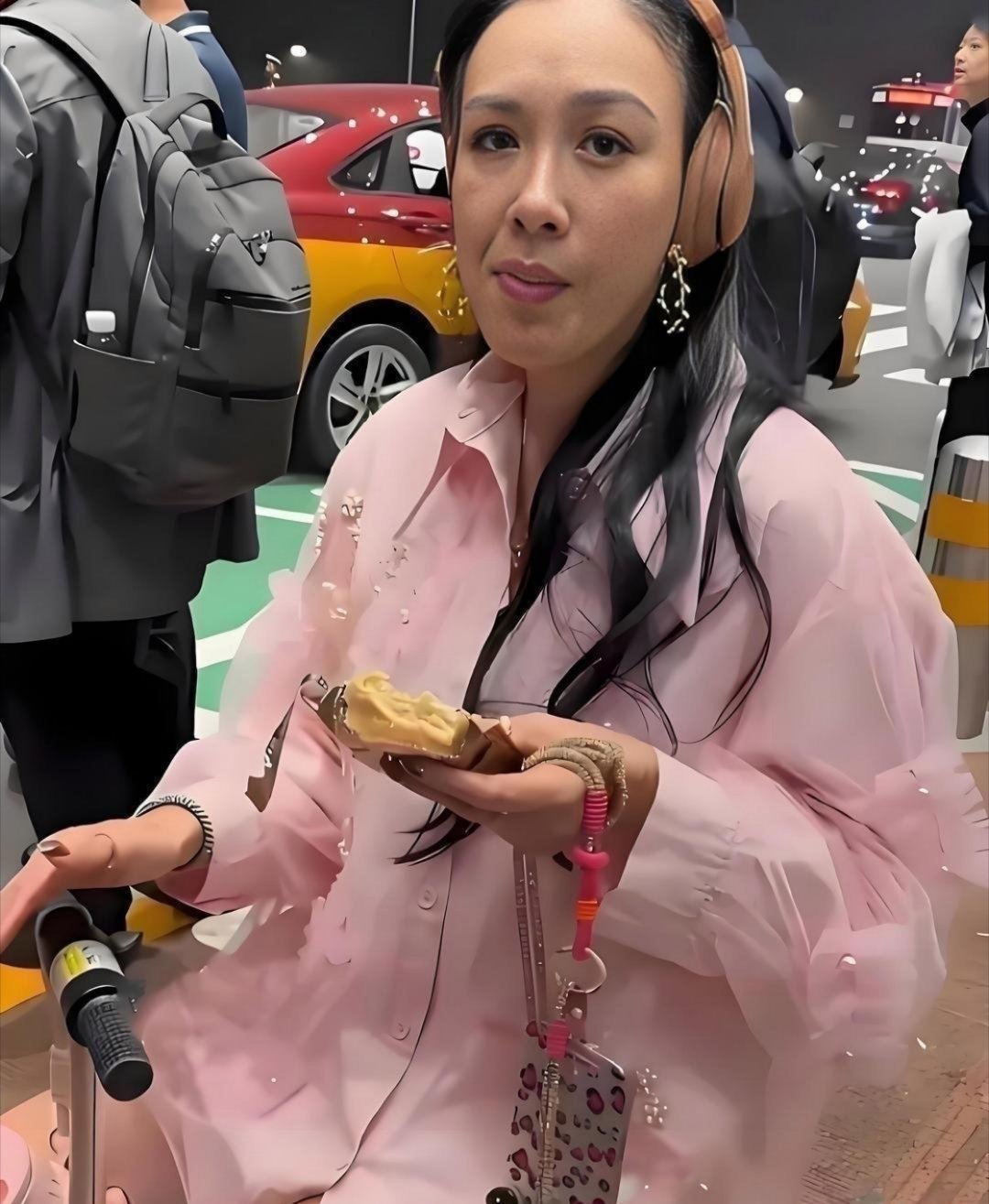 钟丽缇没开滤镜的模样，脸上皱纹、肤色都看得明明白白，真的太真实了​