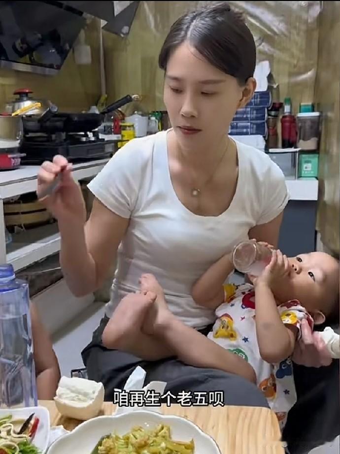 一段家庭对话，在网络引发许多人深思。家中已有四个孩子，丈夫却还想劝说妻子再生第五