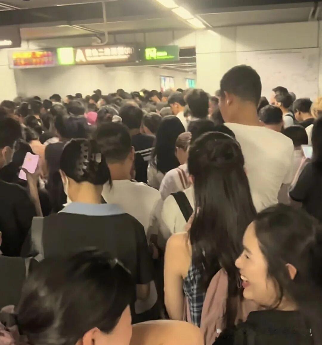 【过度安检已极大地耽误了中国的发展】当下中国的一大弊病，就是安检过度。这两天