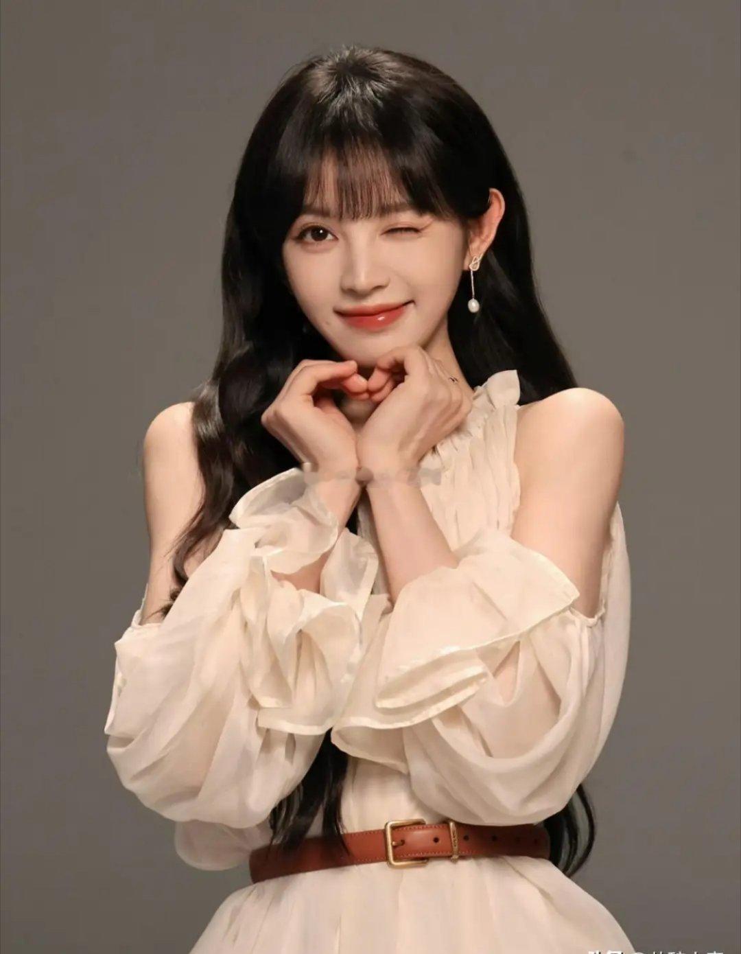 田曦薇这组图太惊艳了！妆造干净又绝美，灵动的模样让人眼睛都挪不开，太吸睛了！