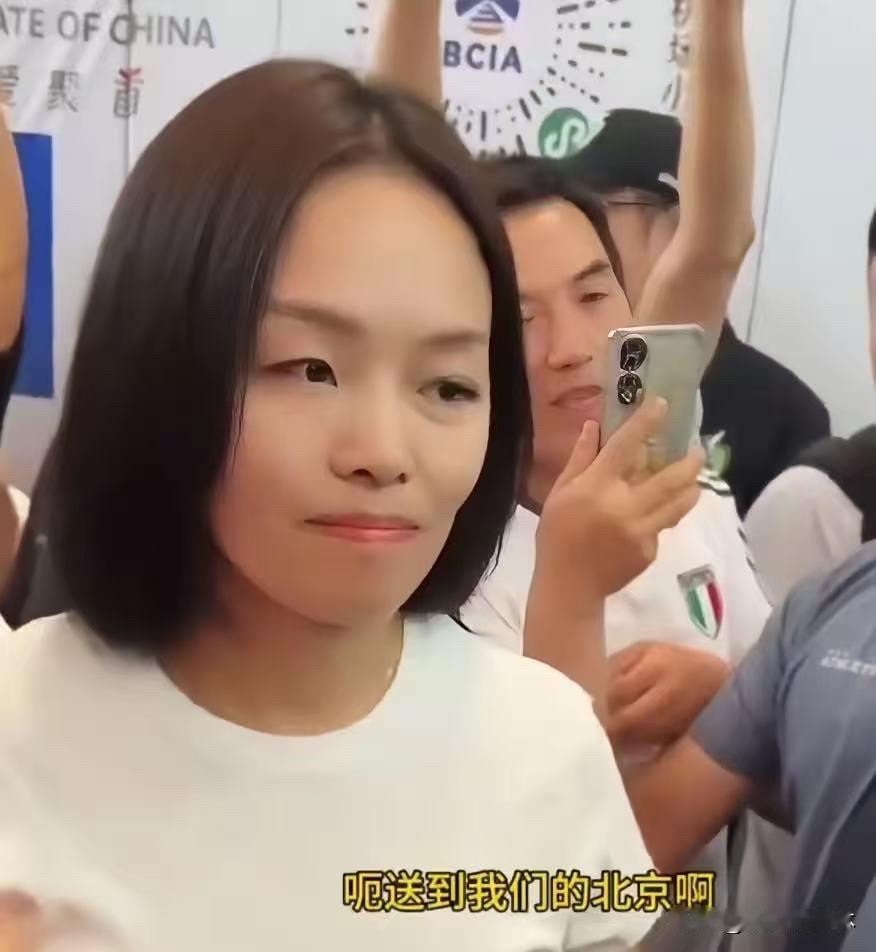 中国足球小将那座冠军奖杯，在罗马一家中餐馆的橱窗里摆了整整22天，后来的结局比
