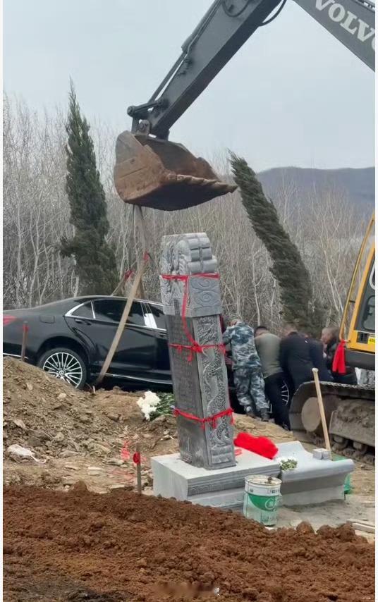 官方通报填埋奔驰车祭祀上午看到的时候就觉得太可笑了。清明祭祖填埋一台奔驰S级给自