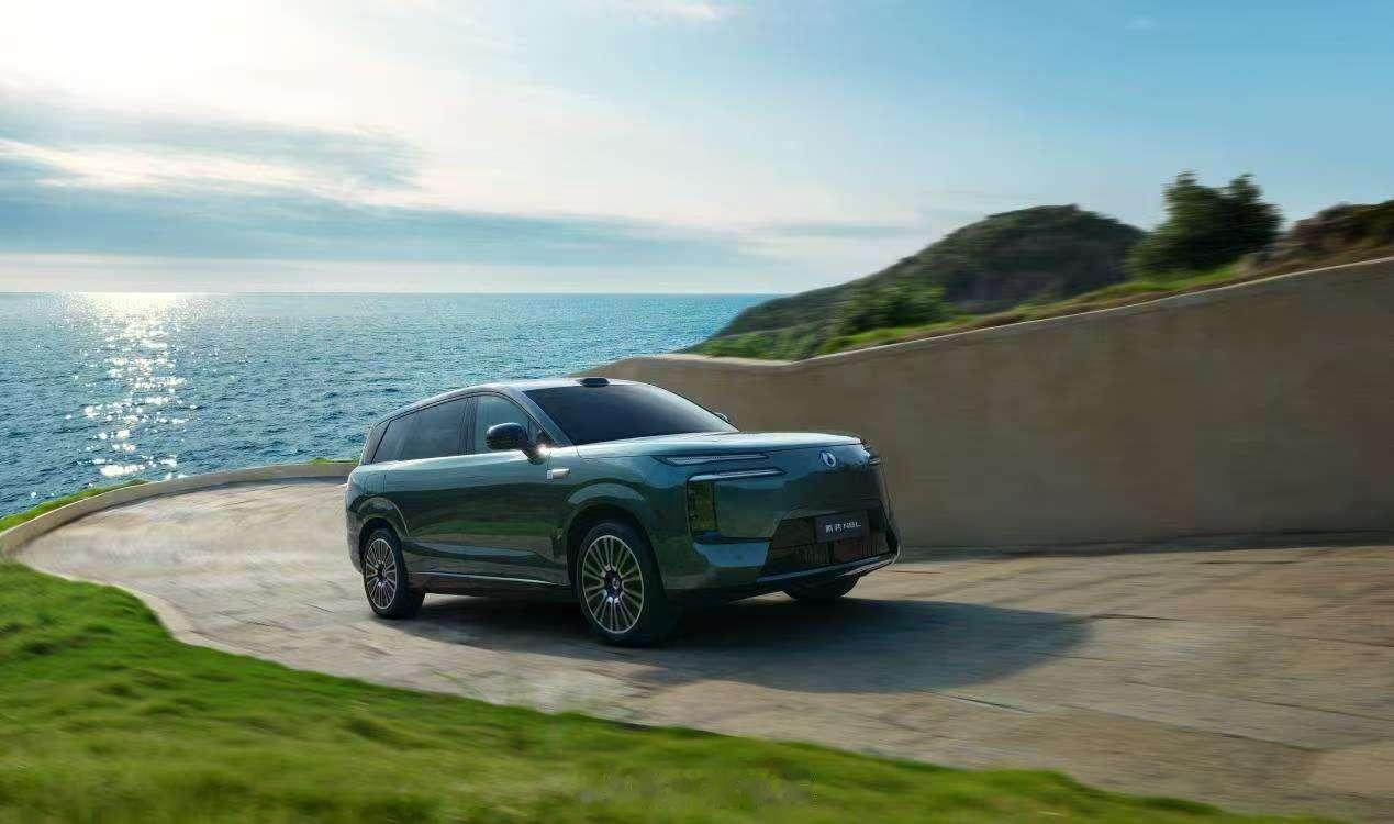 对家庭用户来说，买车最看重的就是安全，毕竟车子承载着全家人的出行平安。腾势N8L