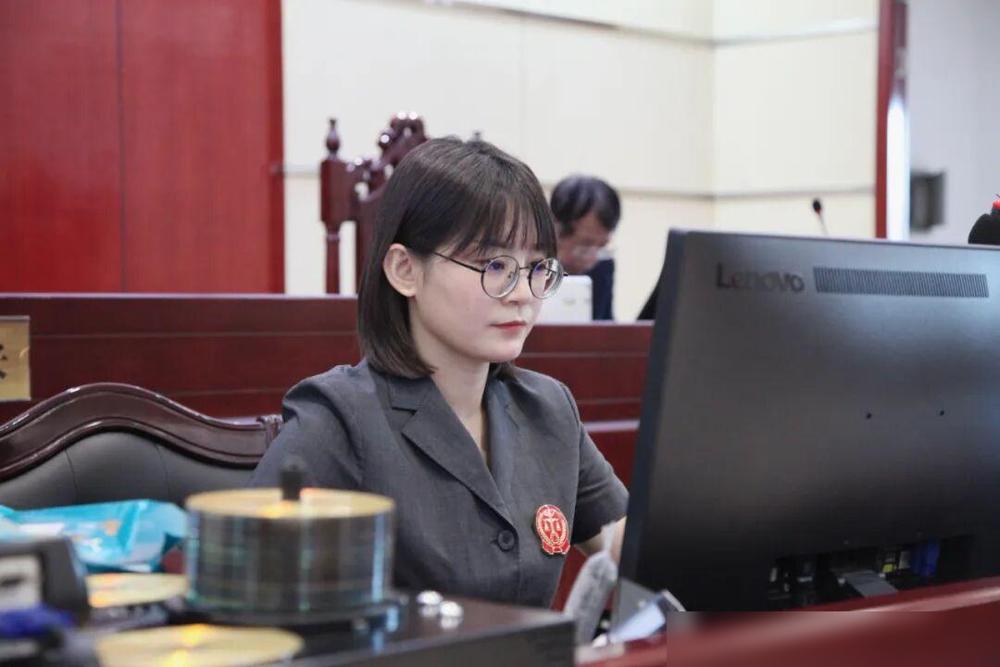 现在不少人以为法院里面上班的都是法官、正式公务员，其实法院一大半干活的人属于外包