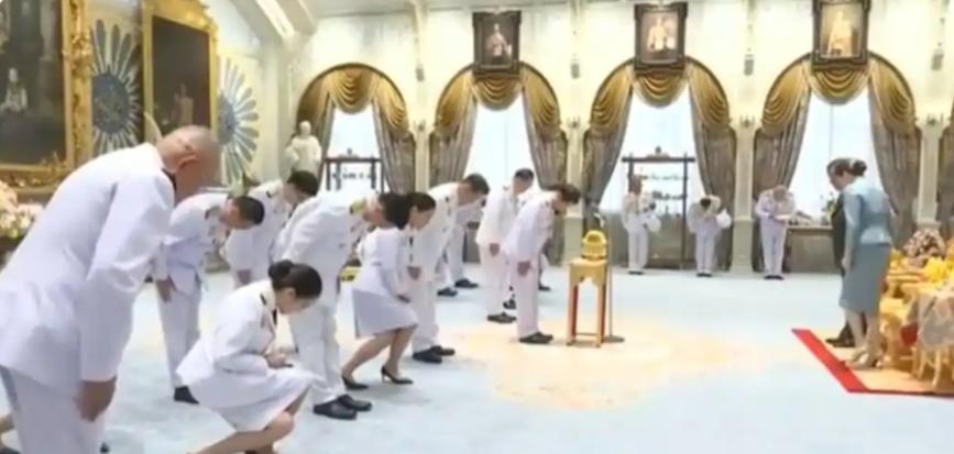 知道为什么泰王要对佩通坦网开一面么？首先，泰王肯定是想稳住君主立宪制的框架不
