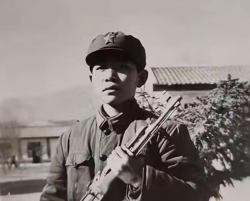 “我是她同学。”1976年，西北某兵站一指导员，为了见卫生队一个漂亮的女兵，