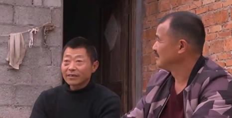 2003年，1个失忆流浪汉，被一对夫妻收留，同吃同住。谁料数十年后的一天，流浪汉