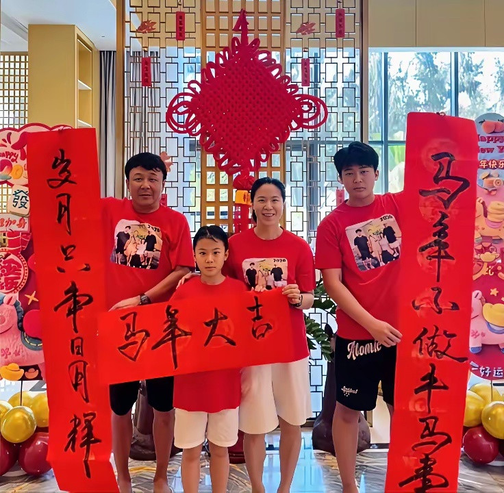 王楠一家三亚过年太幸福！儿女双全，温馨又让人羡慕王楠和郭斌的儿子郭麒15岁、女儿