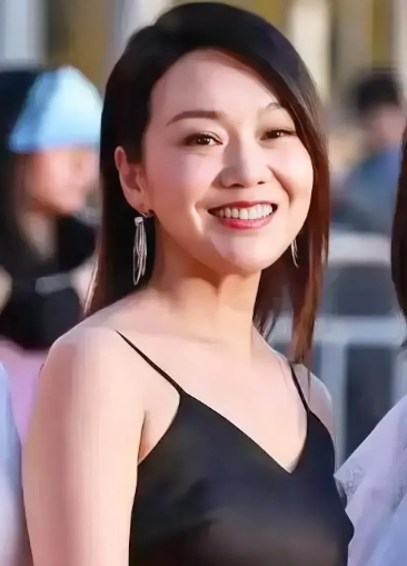 终于知道闫妮为啥单身了！不是因为没人惦记她的身子，也不是因为她年纪大了，而是