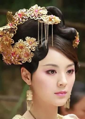 公元571年，北齐后主高纬给胡太后请安。他突然发现，母亲宫里的两位女尼姑美若天仙