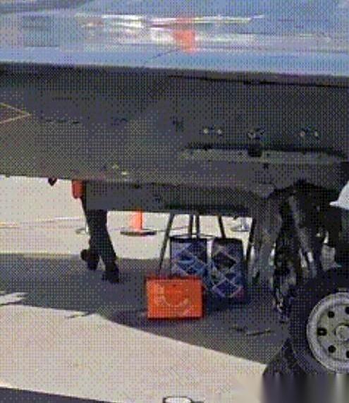 我真没绷住，看到那张图的时候，第一反应是P的吧？战斗机，在国际航展上，众目睽睽