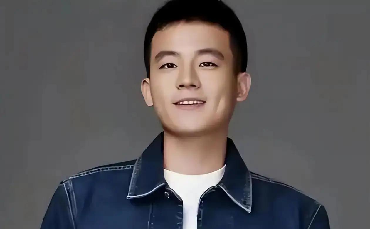 网上都在传，欧豪拿到一笔大额片酬的时候，没先给自己换车换房，反倒先挑了套福州的江
