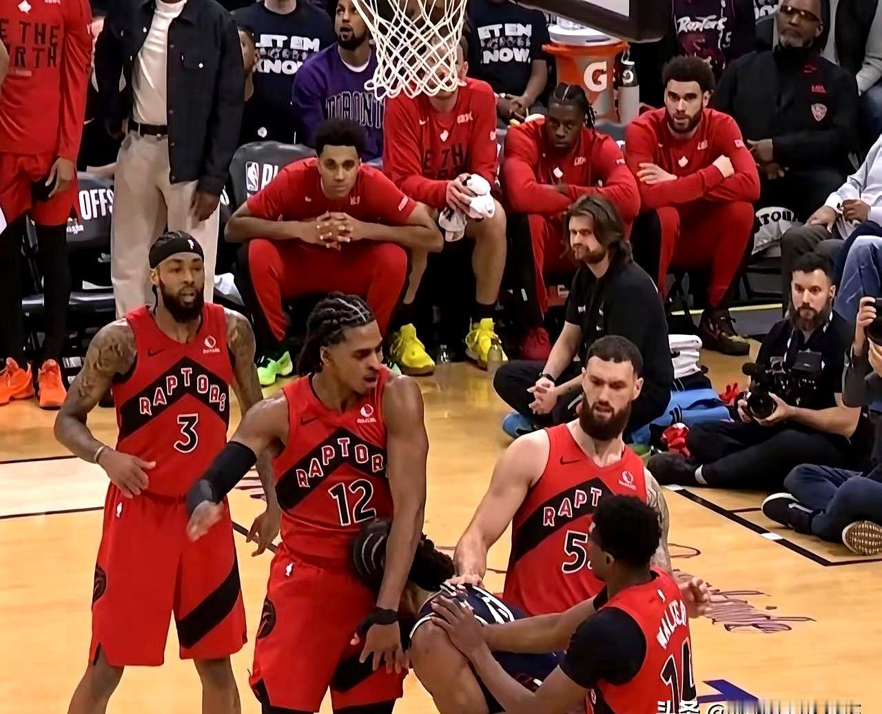 见过针对人的，没见过这么针对哈登的，猛龙这防守简直是在“肉搏”。骑士12