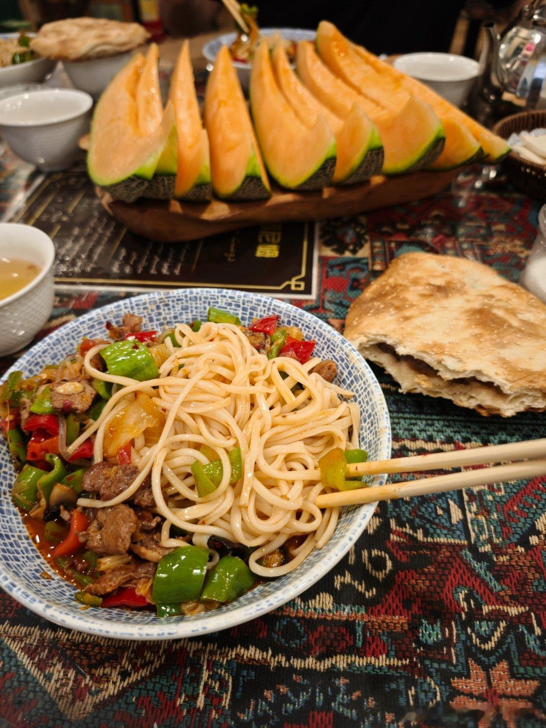 新疆午饭时间，过油肉拉面真吃爽了[哭哭]​​​