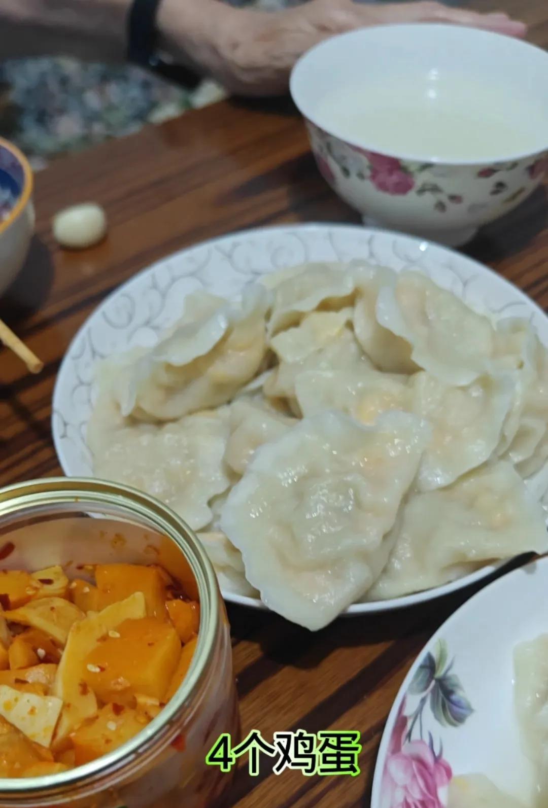 中午吃完饭，我和老妈都睡了一会儿午觉。本来说好晚上吃西红柿鸡蛋面条，可老妈又说