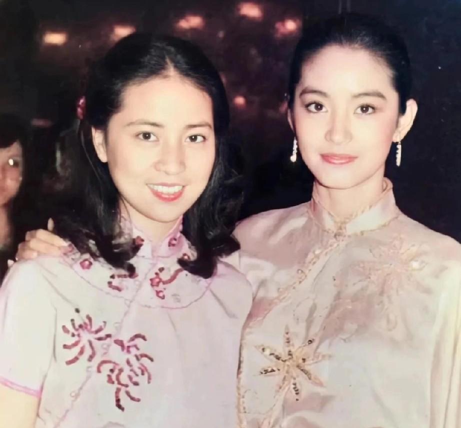 别再盯着她的皱纹看了。她脸上最值钱的，根本不是五官。林凤娇的美，是骨相在讲故