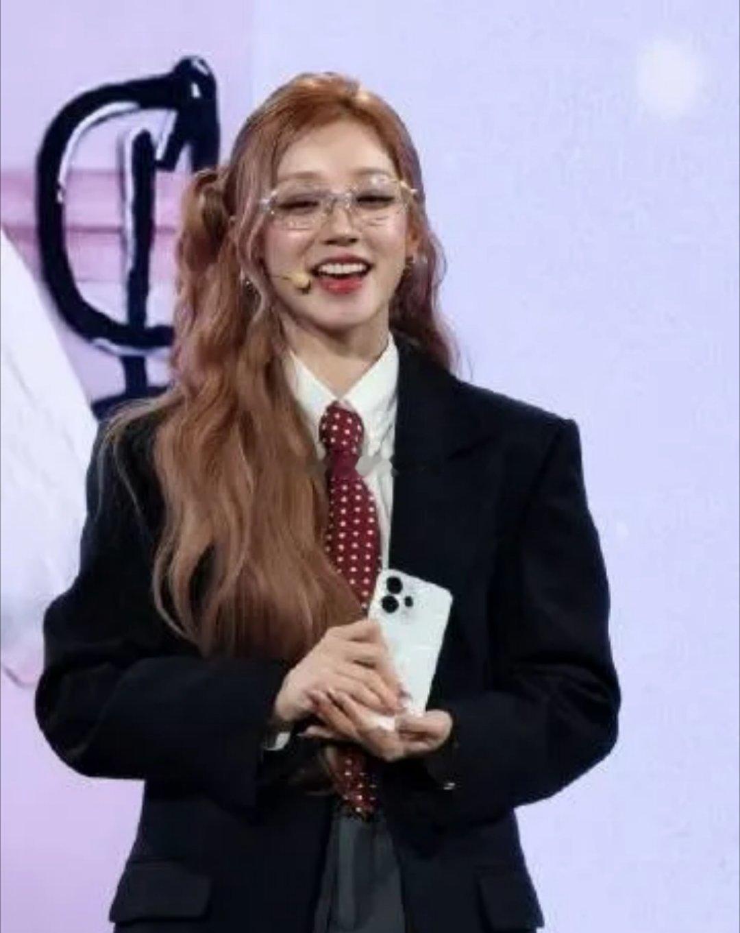 宋雨琦这身麻辣教师造型超亮眼！想上她的活力音乐课，听她唱跳教学；或是脑洞语文课，