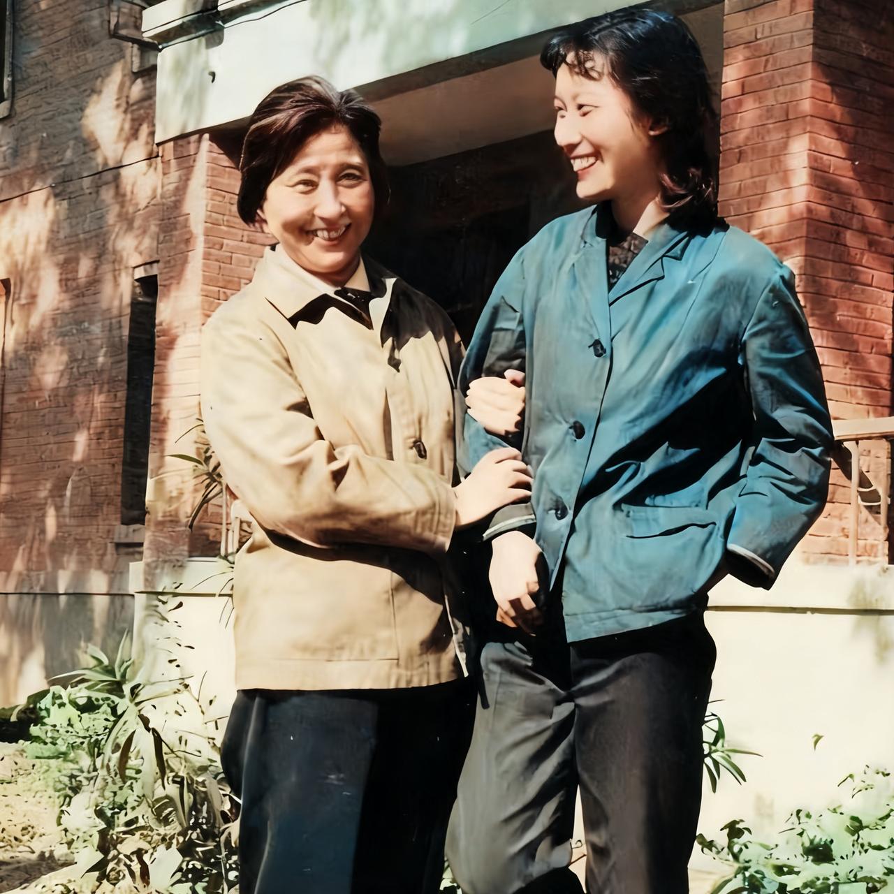 70年代，蒋英和祝爱兰，一张罕见的合影，画面真的满是温馨感，镜头里俩人笑得那叫一