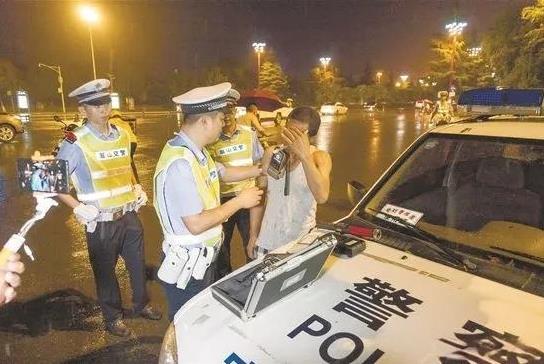 山西长治，杨某聚餐饮酒时接到挪车电话，谁知刚开一段距离就被交警查获，血检218.