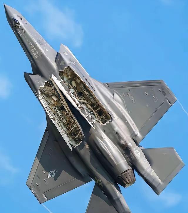 该说不说的，F35这个做工太牛了，从外观来看，太丝滑了，平整度简直做到天上了，铆