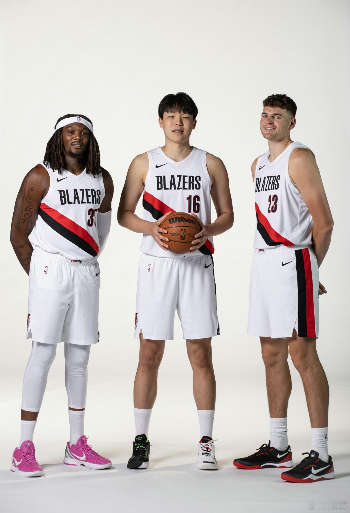 🏀接上一条🏀从开局克林根的防守选择来看，比卢普斯的防挡拆要求是小个儿挤掩