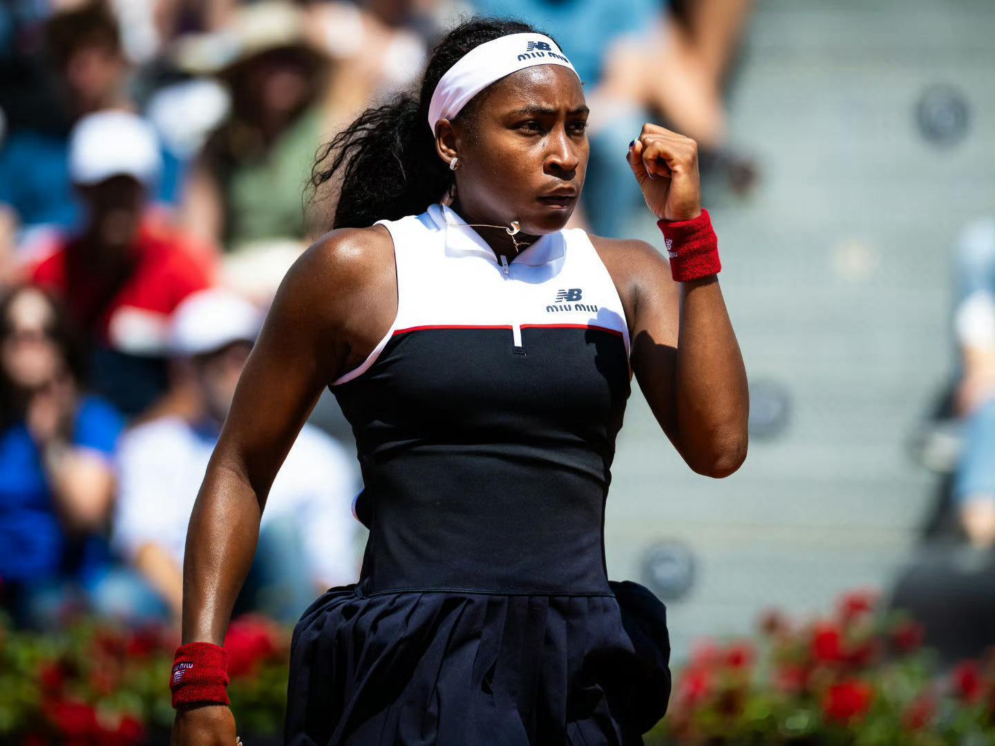 郑钦文鏖战三盘憾负高芙止步罗马四强！在罗马WTA1000赛女单半决赛中，中国金花