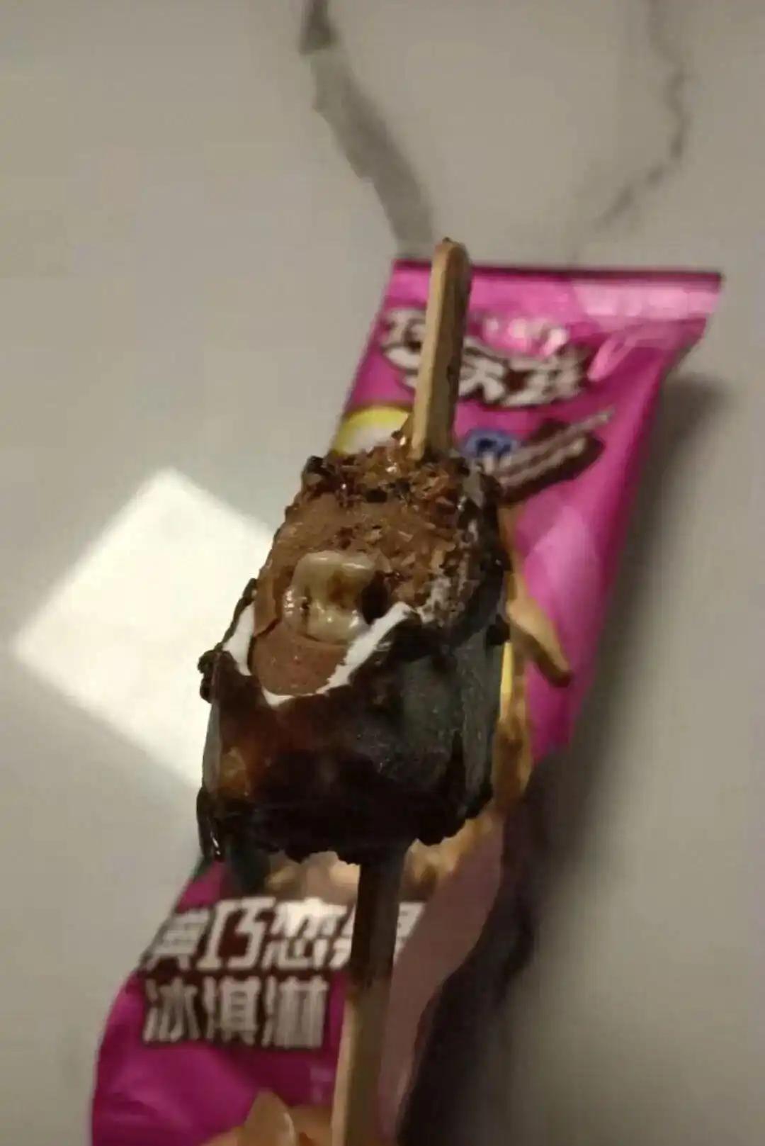 江苏徐州，一女子发帖称，自家小孩在伊利巧乐兹雪糕中吃出一颗疑似成人牙齿。据悉，雪