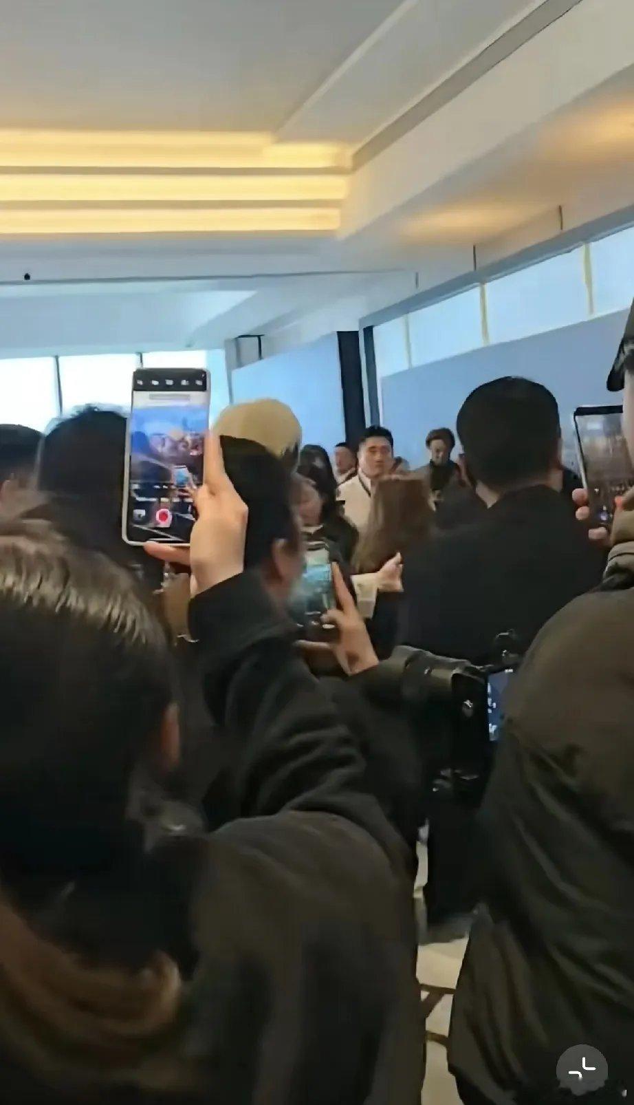 1月27号那天，谢霆锋居然染了头黄毛！看照片一脸疲惫，但从背后瞅，活脱脱一个二十