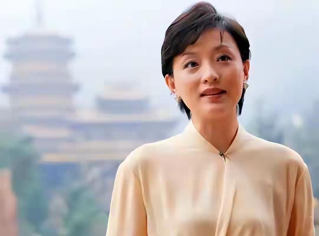 1994年，杨澜坚持和普通职员老公离婚。随后，嫁给了身价百亿，体重200斤的吴征