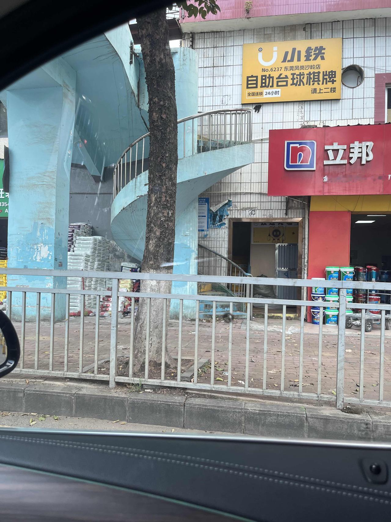 东莞凤岗镇这座天桥很特别，旋转楼梯，人多就塞人了！