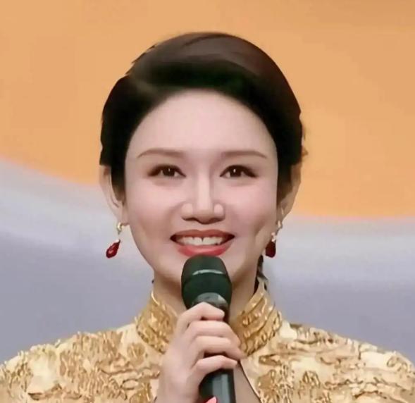 撒贝宁问龙洋到底想嫁给谁？她的这个回答实在是太意想不到了，世上怕没这男人。谁料，