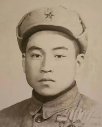 1951年，美军俘虏了一个17岁的志愿军战士，美军用电话线把他捆住，连夜拉去领赏