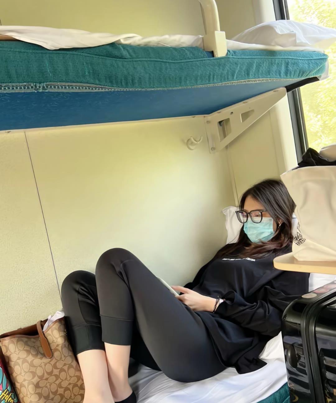 #高铁上别人光脚丫子你忍受得了不#女人在高铁上光脚还可以忍受，要是那些油腻大叔就