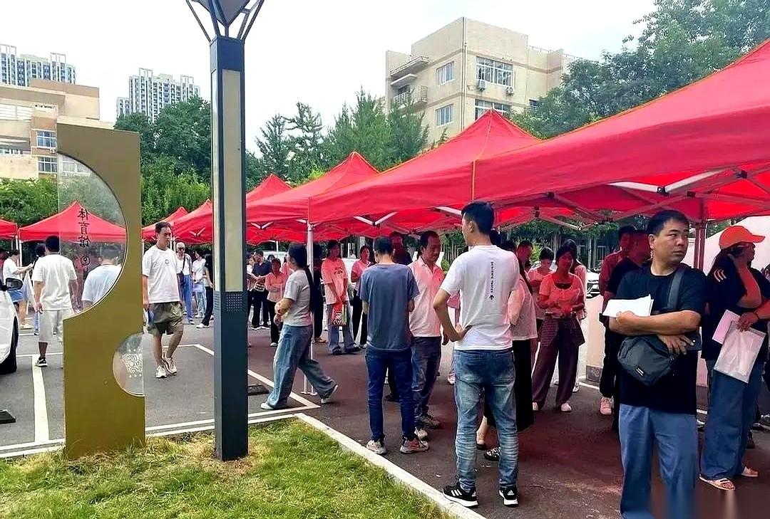 “500分以下的，别排了！”就这一句话，保安拿个大喇叭，在校门口循环播放。我