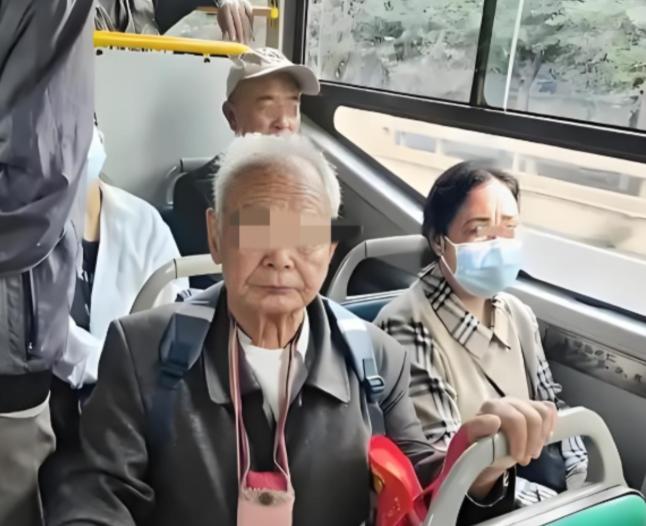 上海一辆公交车上，发生了一起让人唏嘘的意外，也引发了一场关于“责任”的纠纷。