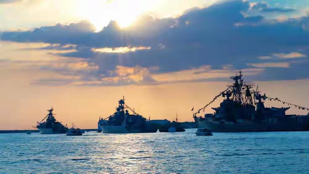 15艘美舰堵门，伊朗强硬人设瞬间崩塌？真相戳破大国博弈底牌霍尔木兹海峡风云