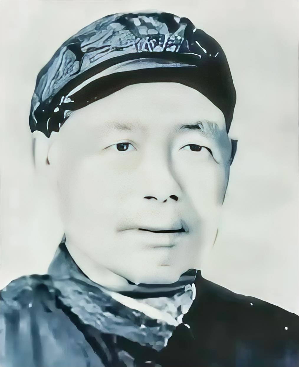 1950年新疆骑兵师突然反水，王震不派大军镇压，直言：你的部队你自己平。​韩