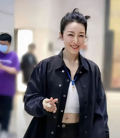 我的天，五十二岁的孙悦还真是传说中的逆生长。别人越长越老，越丑，而孙悦却越长越粉