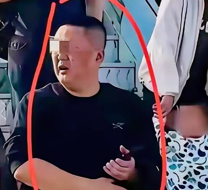 航班上逼空姐三次下跪，东航爆出他身份和后续处罚合肥飞往大连的东航航班上，本是