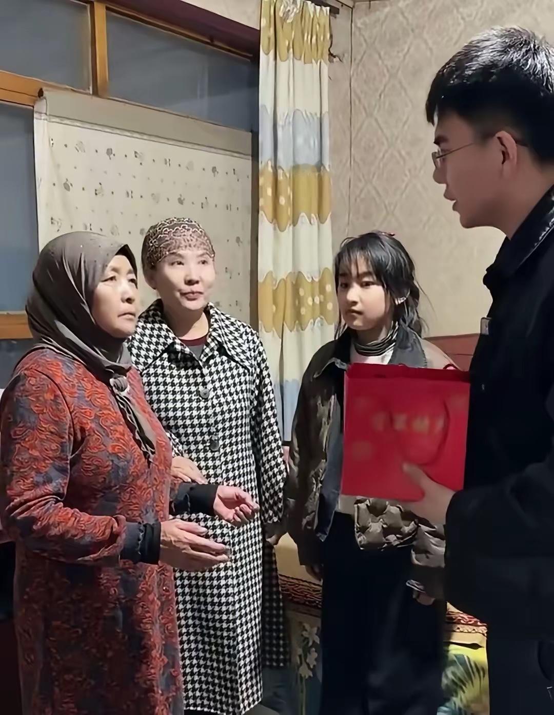 一家宁夏民企，夜晚来到李佳婷家里，送上五万元的慰问金！企业代表之所以选择稍晚